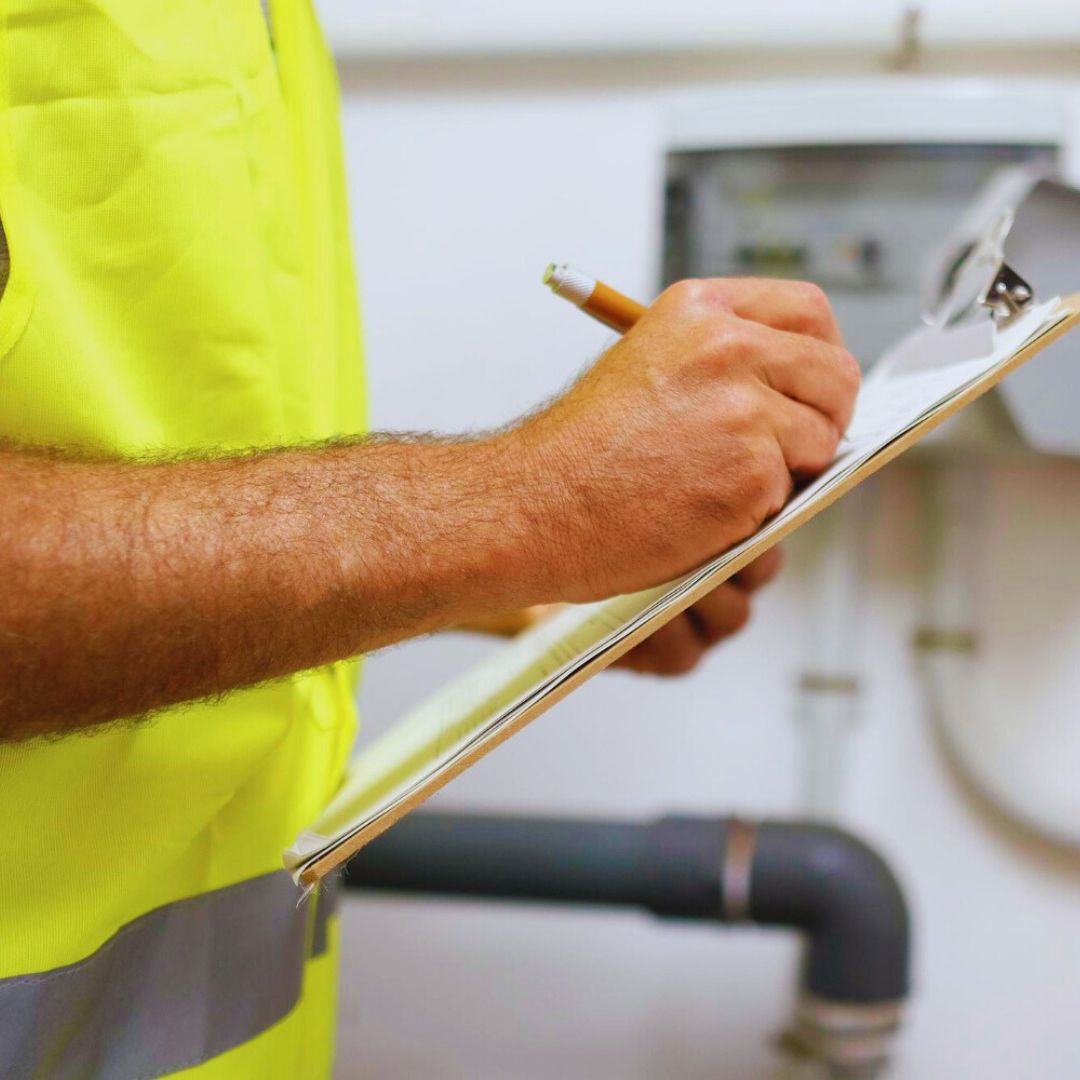 Seguir as normas de segurança específicas, estabelecidas para esses equipamentos, não é apenas uma obrigação legal, mas uma medida preventiva vital.