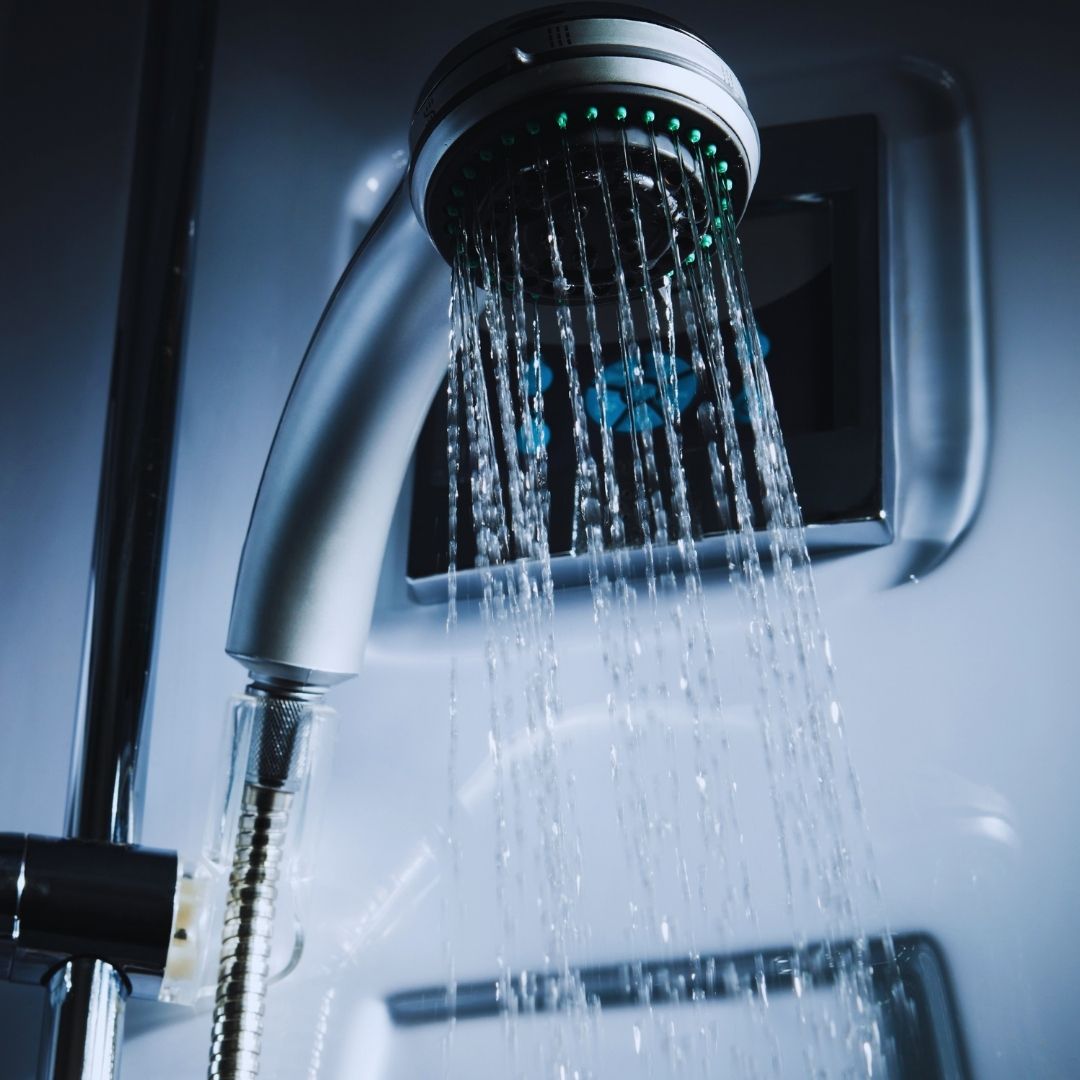 Você chega em casa querendo relaxar, abre o registro do banho, ouve o barulho da chama na lavanderia, mas a água continua gelada. Ter o aquecedor funcionando mas chuveiro frio é um dos problemas mais comuns e irritantes em residências e comércios.