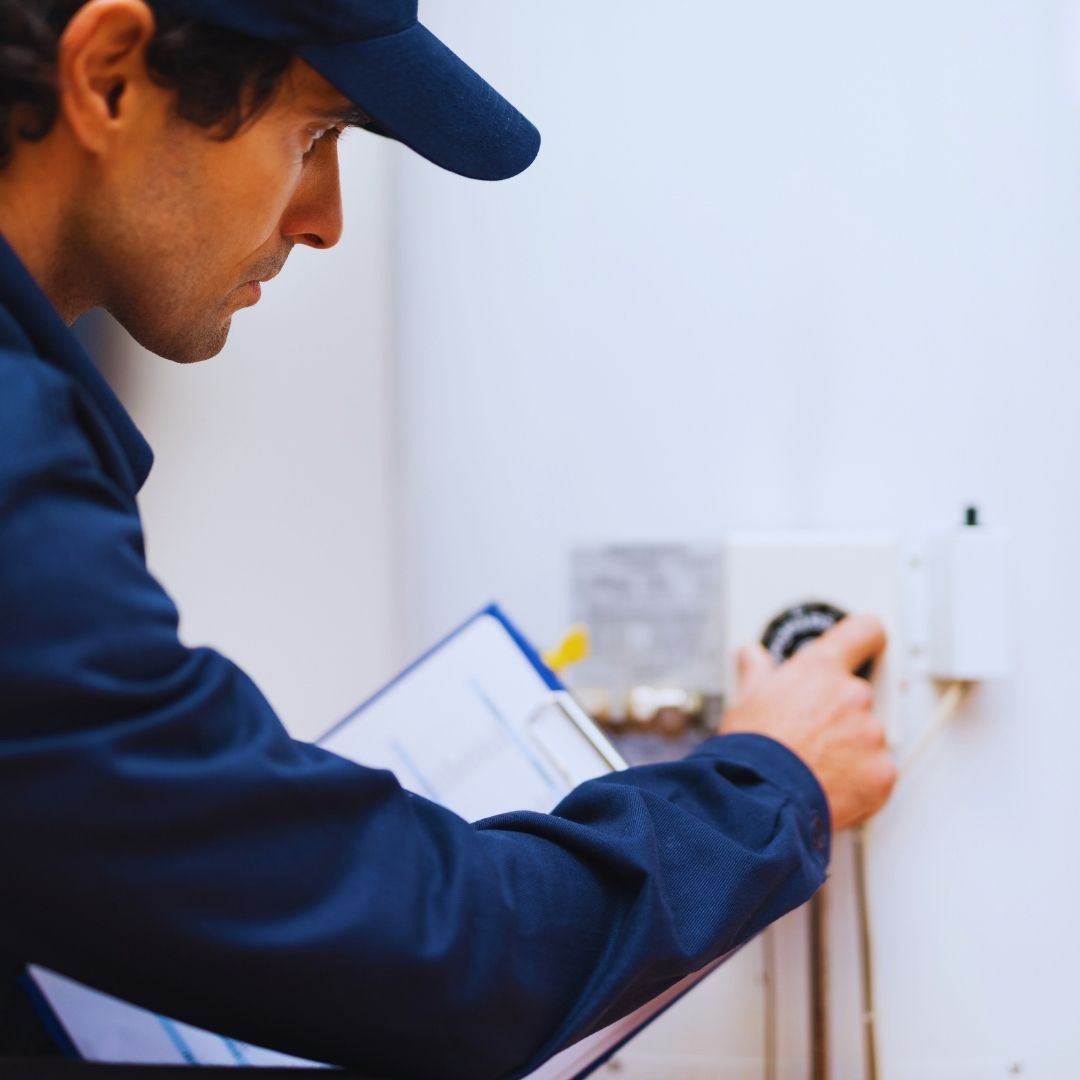 Garantir a máxima eficiência do sistema de aquecimento de água é essencial para manter o bem-estar e o conforto térmico de toda a família no dia a dia. No entanto, por se tratar de um equipamento que opera com combustível inflamável e eletricidade, o seu funcionamento exige cuidados contínuos e rigorosos de engenharia preventiva.